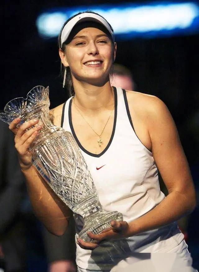 莎拉波娃重返赛场，锐不可当首场状态出色，C9观众沸腾！的简单介绍