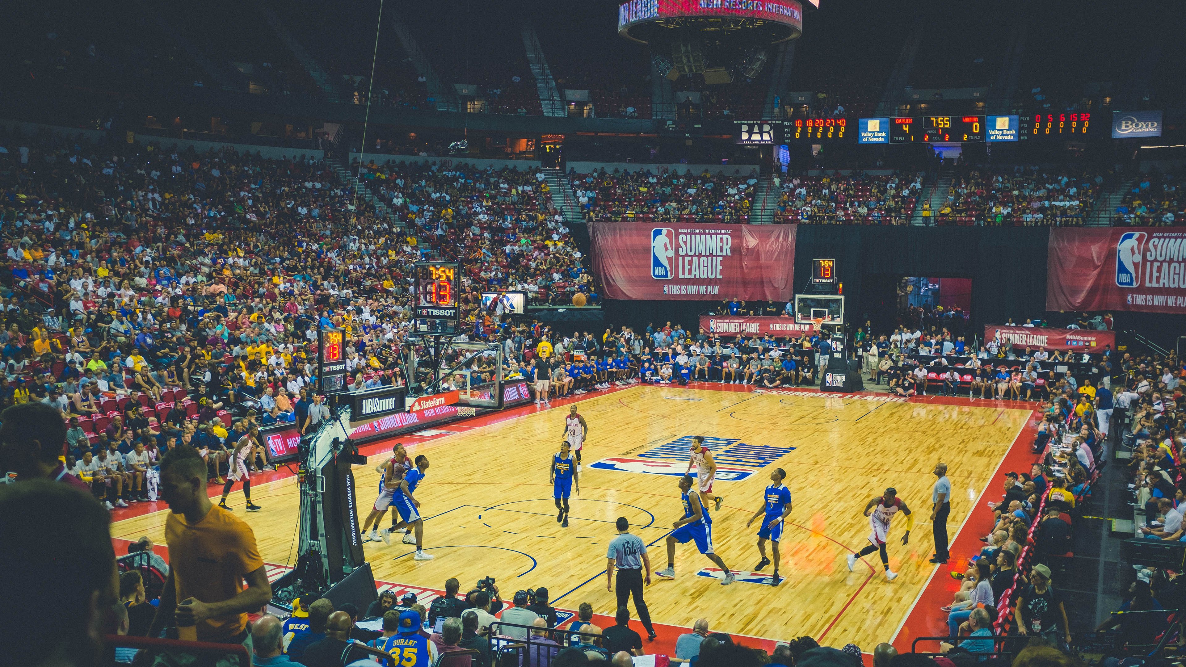 刷新纪录引发热议！，Faker在热火比赛中险胜观众掌声雷动