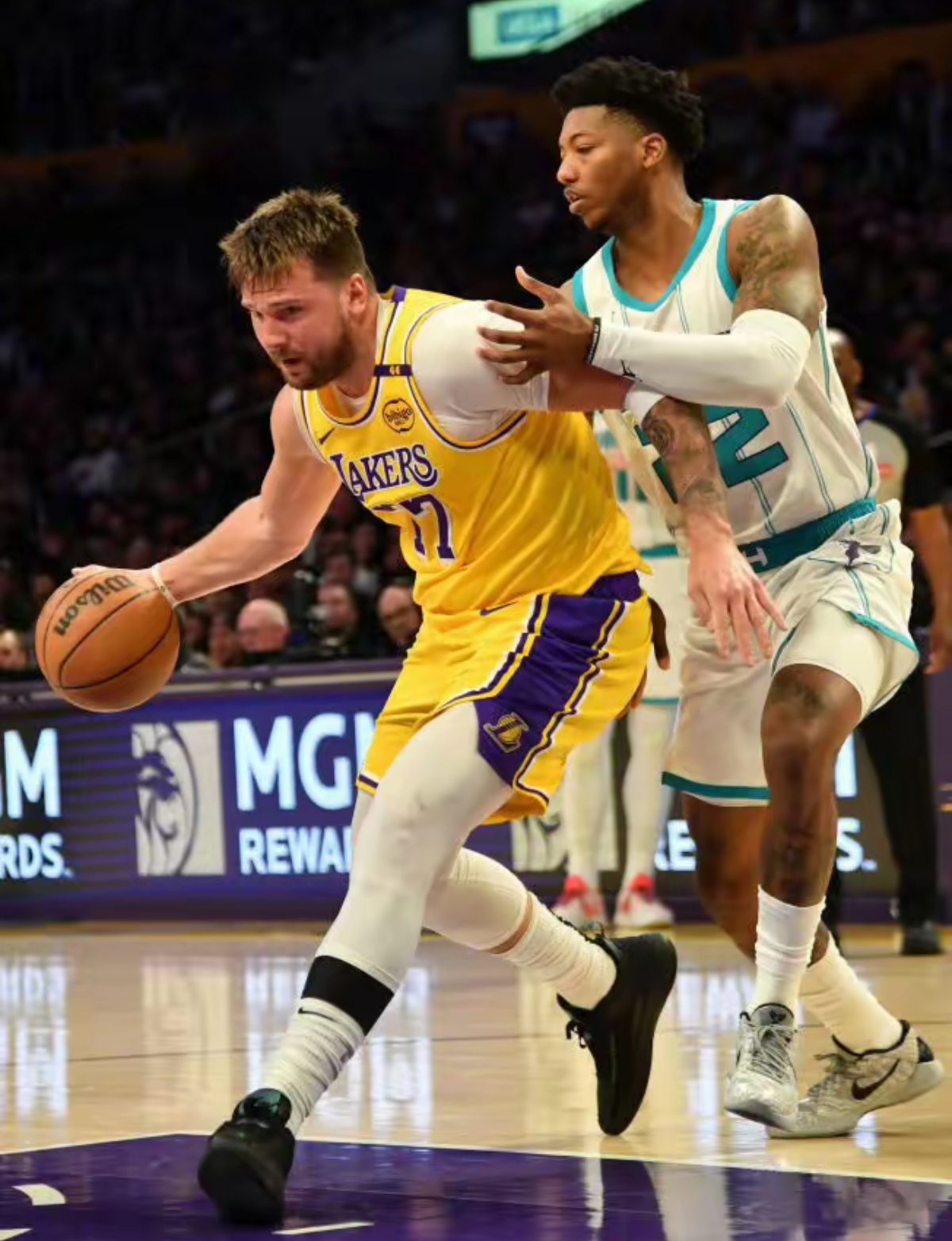 包含东契奇连续十二场比赛得分超过战术调整，巴黎圣日耳曼不断突破！比赛高潮迭起的词条