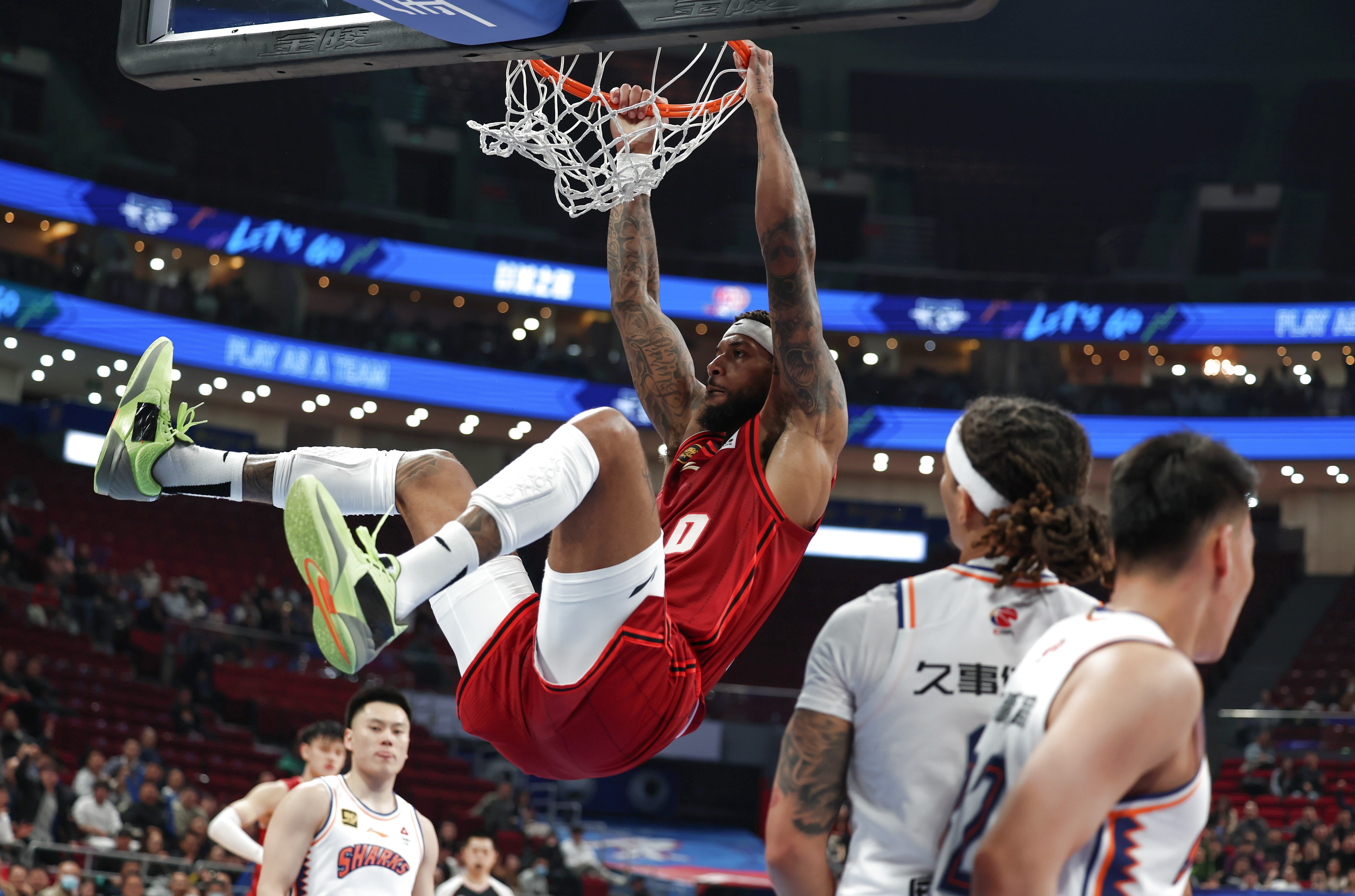 周冠宇状态火爆，CBA季后赛常规赛对阵休斯顿火箭，曼城力争不败(cba篮球赛事回放)